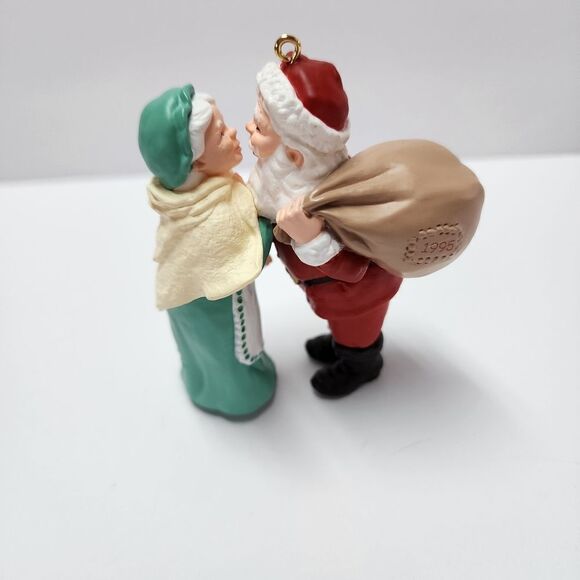 Vintage Hallmark Keepsake Christmas Ornament " Christmas Eve Kiss" Mr& Mrs Claus - Picture 4 of 5